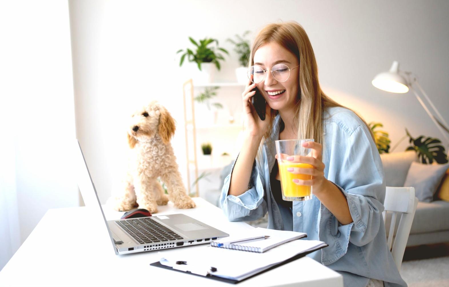 Modernes Büro mit flexiblen Arbeitsbereichen bei ZIYODULLOKHON SAYMURODOV